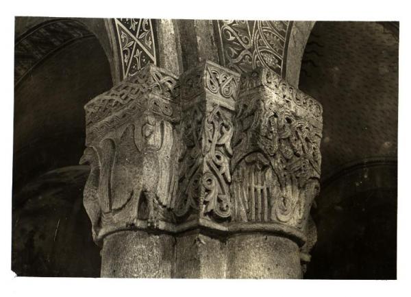 Rivolta d'Adda - Prepositurale - Capitelli, particolare della decorazione scultorea