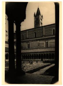 Verona - Basilica di S. Zeno Maggiore - Chiostrino romanico e campanile