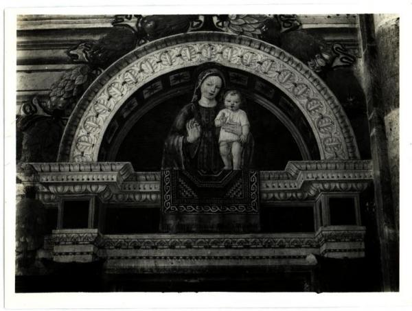 Architettura - Pittura murale - Certosa di Pavia - Chiesa della Certosa - navata destra - Ambrogio Bergognone - porta e lunetta ad affresco - Madonna con Bambino