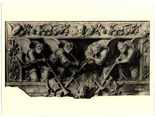 Pavia - Certosa - Presbiterio, angeli con trombe, bassorilievo marmoreo