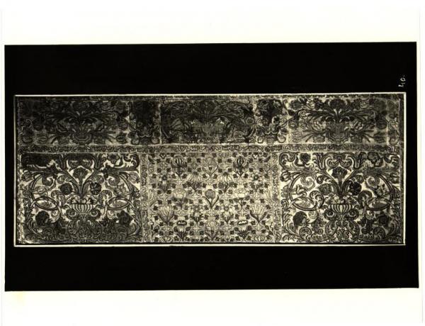 Collezione G. Brunati - Stoffa ricamata a piccolo punto con motivi floreali del XVI secolo