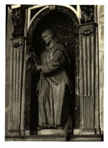 Pavia - Certosa - Transetto destro, nicchia con statua di S. Brunone