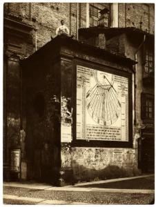 Milano - Chiesa di S. Vittore al Teatro - Veduta esterna del lato con la meridiana