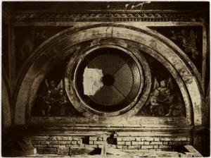 Milano - Chiesa di S. Vittore al Teatro - Prima cappella a destra, dettaglio della decorazione di una lunetta con finestra circolare