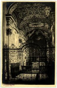 Milano - Basilica di Sant'Ambrogio - Veduta d'insieme di una cappella con cancellata in ferro battuto