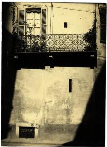 Milano - balcone in ferro battuto di una casa in via Olmetto