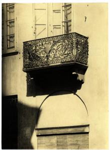 Milano - balcone in ferro battuto della casa di fronte alla chiesa di S. Sisto