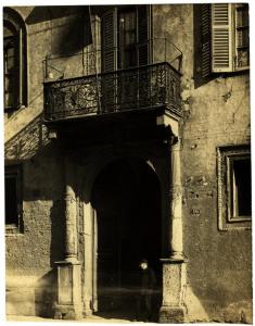 Milano - balcone in ferro battuto soprastante l'ingresso di casa Silvestri in corso Venezia al 16