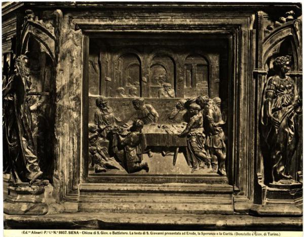 Siena - Battistero - Donatello, Banchetto di Erode, bassorilievo in bronzo dorato del fonte battesimale (1427) fra le statue in bronzo della Speranza del medesimo (1428) e della Carità (1424) di Giovanni di Turino (?)