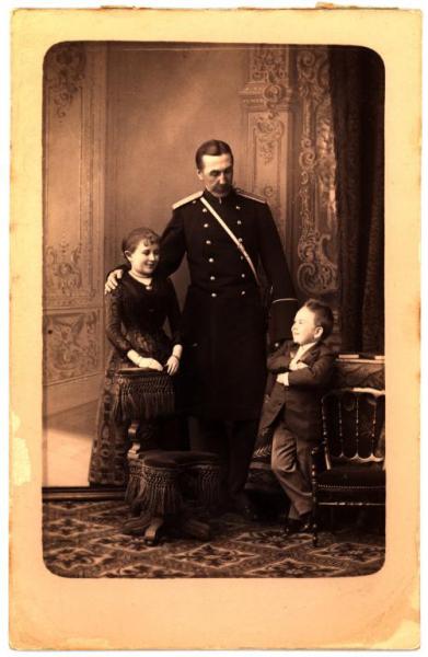 Ritratto di famiglia - Uomo in uniforme e due bambini