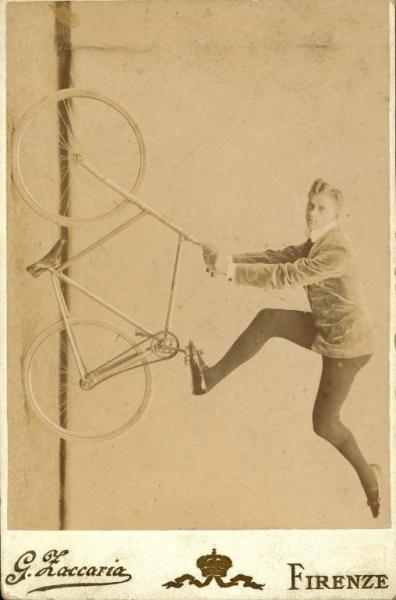 Ritratto maschile - Acrobata in equilibrio funambolico su una bicicletta