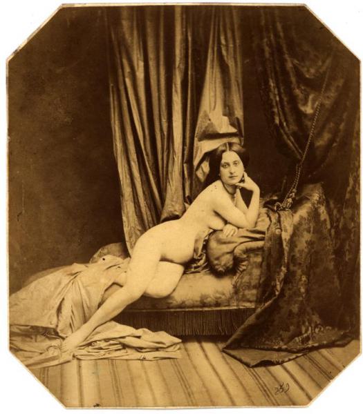 Ritratto femminile - Nudo di donna adagiata su una dormeuse con uno sfondo di tende