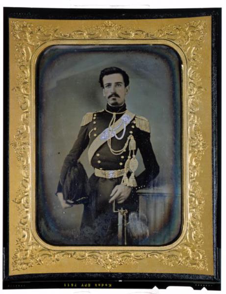 Ritratto maschile - Militare - Uomo in divisa con un copricapo in mano e il braccio sinistro appoggiato su un mobile