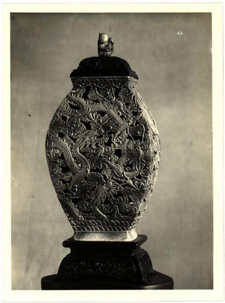 Milano (?) - Raccolta Gatti - Vaso cinese in ceramica con decorazione a rilievo