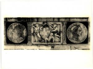 Pavia - Certosa - Facciata, medaglioni a bassorilievo in marmo di Candoglia con figurazioni allegoriche e di grandi personaggi dell'antichità sulla base della zoccolatura