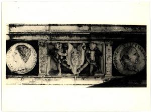 Pavia - Certosa - Facciata, medaglioni a bassorilievo in marmo di Candoglia con figurazioni allegoriche e di grandi personaggi dell'antichità sulla base della zoccolatura