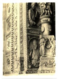 Pavia - Certosa - Amadeo (e aiuti), dettaglio della decorazione dell'imbotte di una bifora a candelabro con acrotero raffigurante angeli adoranti (1497 ca -)