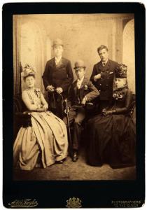 Ritratto di gruppo - Due uomini in piedi, due donne ed un uomo seduti