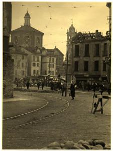 Milano - Piazza S. Stefano - Bombardamenti del 1943 (?), lavori di demolizione vicino alla chiesa di S. Bernardino alle Ossa