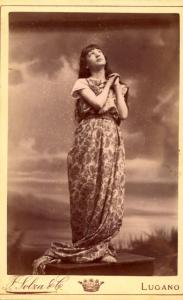Ritratto femminile - Giovane avvolta da un drappo, in piedi su un piedistallo, in atteggiamento orante