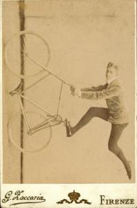 Ritratto maschile - Acrobata in equilibrio funambolico su una bicicletta