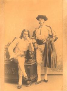 Ritratto di gruppo - Due giovani uomini in costume, uno in piedi con la cappa e il cappello da torero, l'altro, seduto su una cassapanca, in abito settecentesco