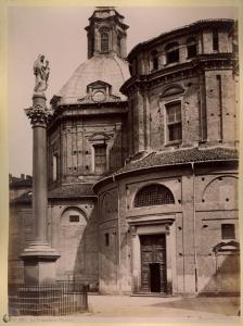 Torino - Santuario di Maria Consolatrice detto la Consolata - Ingresso e colonna monolitica con la statua della Vergine Consolata