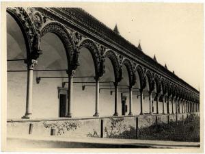 Pavia - Certosa - Chiostro grande, veduta di un lato con le porte delle celle