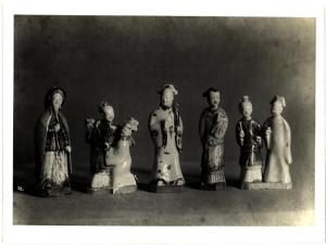 Milano - Raccolta privata - Statuine cinesi (?) di figure umane in porcellana dipinta