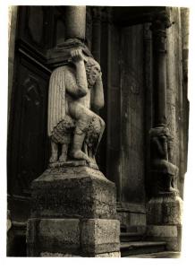 Piacenza - Duomo - Portale laterale, particolare con i telamoni che sorreggono il protiro