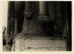 Piacenza - Duomo - Particolare del basamento di una colonna a foggia di leone stiloforo del protiro centrale della facciata