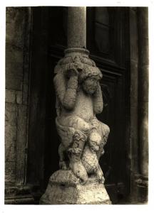 Piacenza - Duomo - Particolare del basamento di una colonna a foggia di telamone del protiro di destra della facciata