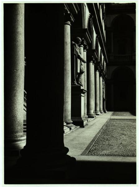 Milano - Palazzo di Brera - Veduta di scorcio del colonnato di un lato del cortile