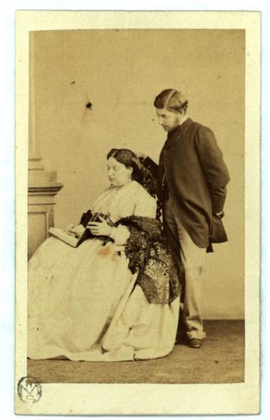 Ritratto di famiglia - Baronessa Charlotte Rothschild e suo figlio, intenti nella lettura
