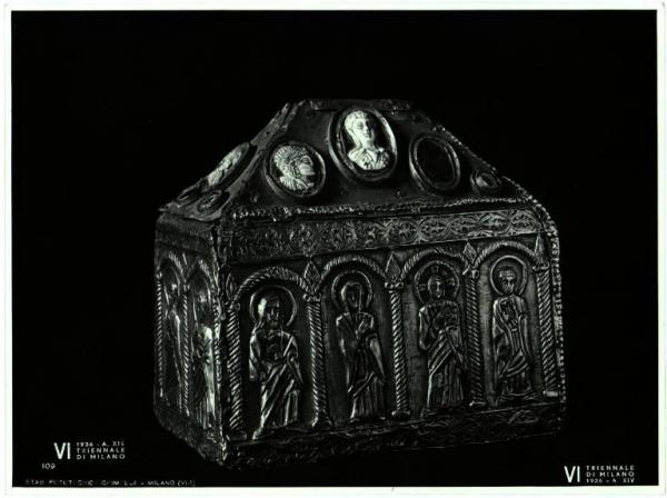 Milano - VI Triennale d'Arte - Sala dell'Oreficeria Antica, reliquiario in argento decorato a sbalzo con cammei (X sec -)