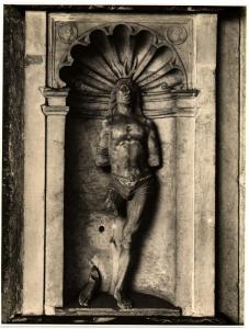 Pavia - Certosa - San Sebastiano, scultura marmorea in una nicchia
