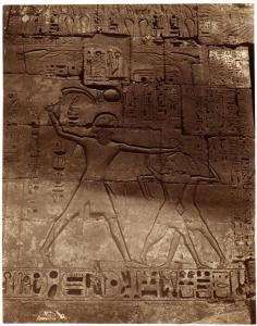 Medinet Habu - Tempio di Ramses III - Prigionieri nella tradizionale posa mentre sono trattenuti per i capelli e minacciati con un'arma, decorazione parietale incisa sul lato sud (XX Dinastia)
