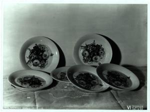 Milano - VI Triennale d'Arte - E.N.A.P.I., serie di piatti in ceramica decorata con un motivo di frutta e fiori, su disegno di Fegarotti ed esguiti da Bucci