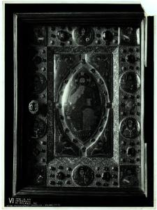 Milano - VI Triennale d'Arte - Sala dell'Oreficeria Antica, coperta di Evangeliario in lamina d'oro con decorazione a smalto cloisonnée e gemme (XII sec -), verso (?)