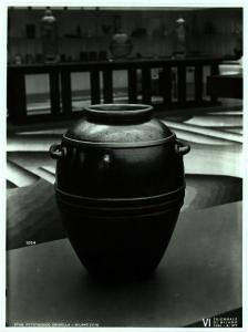 Milano - VI Triennale d'Arte - E.N.A.P.I., anfora di ceramica, eseguita dalla fabbrica Ceramica Trerè