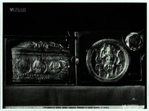 Milano - VI Triennale d'Arte. Sala dell'Oreficeria Antica, due capselle in argento cesellato (V sec.) conservate in due piccole teche di vetro.