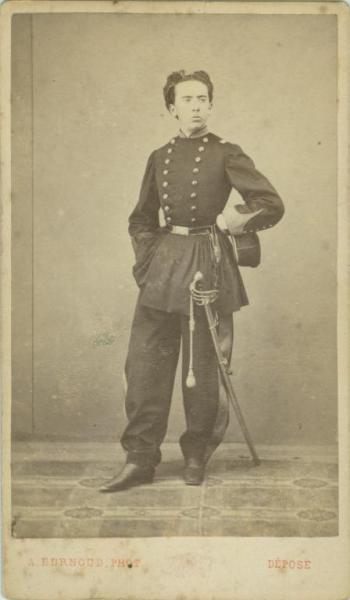 Ritratto maschile - Militare - Giovane in uniforme, in piedi con sciabola al fianco e berretto in mano
