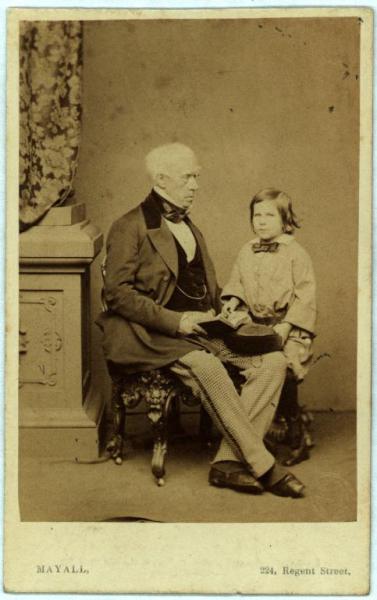 Ritratto di famiglia (?) - Uomo seduto e bambino con un libro in mano accanto a un bambino in piedi