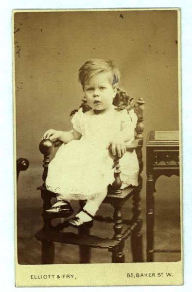 Ritratto infantile - Bambino seduto su un seggiolone