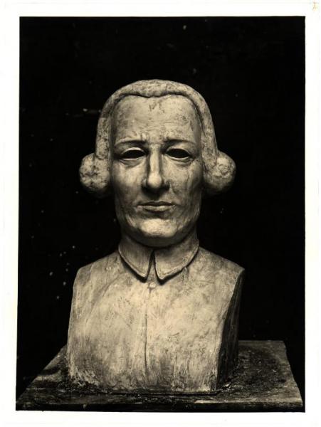 Bergamo - Studio dell'artista (?). Nino Galizzi, busto del Cardinale Furietti, scultura in gesso.