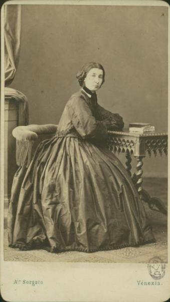 Ritratto femminile - Donna vestita di scuro, seduta ad un tavolo