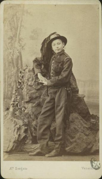 Ritratto infantile - Bambino in abito da bersagliere