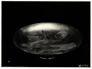 Milano - VI Triennale d'Arte. E.N.A.P.I., piatto d'argento con decorazione incisa eseguito da Henin su disegno dell'Arch. Frette.