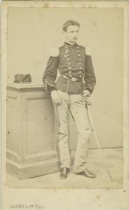 Ritratto maschile - Militare - Giovane in uniforme, in piedi accanto a un pilastro