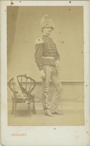 Ritratto maschile - Militare - Ufficiale in piedi con il cappello piumato in testa